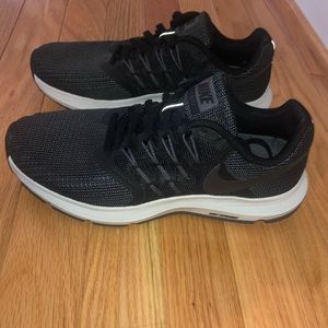 Womens Nike Run Swift size 6.5 black/metallic